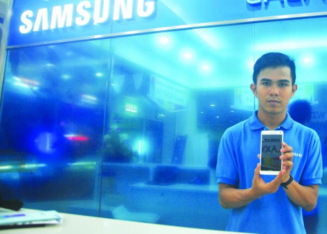 Sales Officer Samsung Exsperince Shop memperlihatkan  Galaxy Note 4 dengan ukuran layar 5,7 inchi.